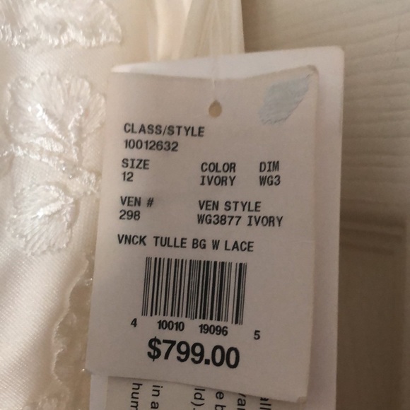 David Bridals wedding dress, size 12, never worn. - Picture 5 of 5